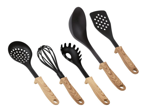 KUCHYŇSKÉ POMŮCKY