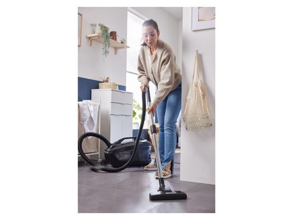 Water filtration vacuum cleaner
