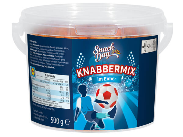 Knabbermix im Eimer
