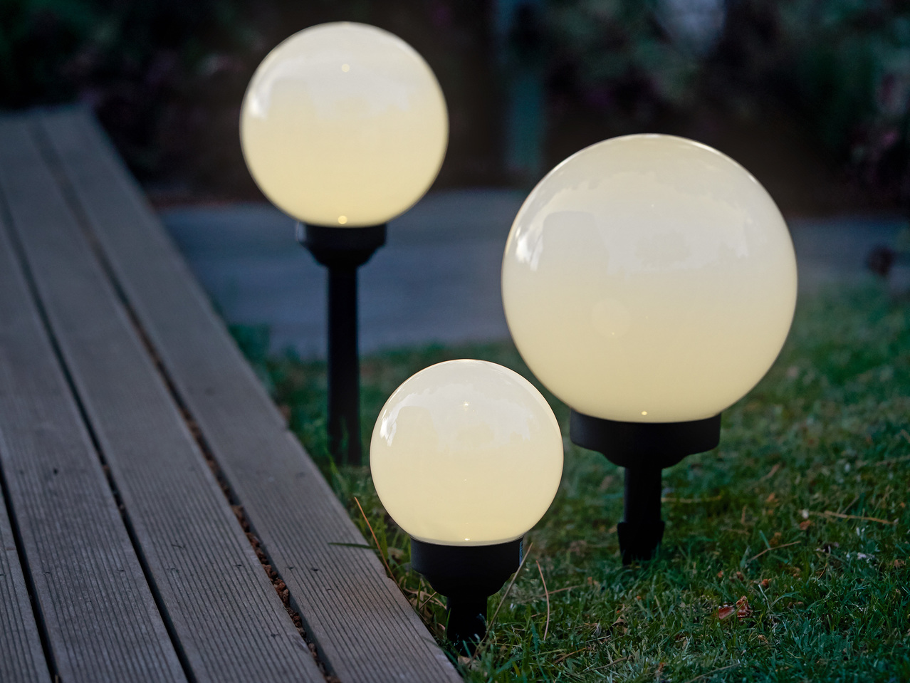 LIVARNO LUX(R) LED-Solar-Kugelleuchte, Ø ca. 15 cm