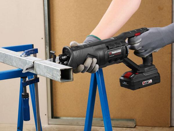Cordless sabre saw