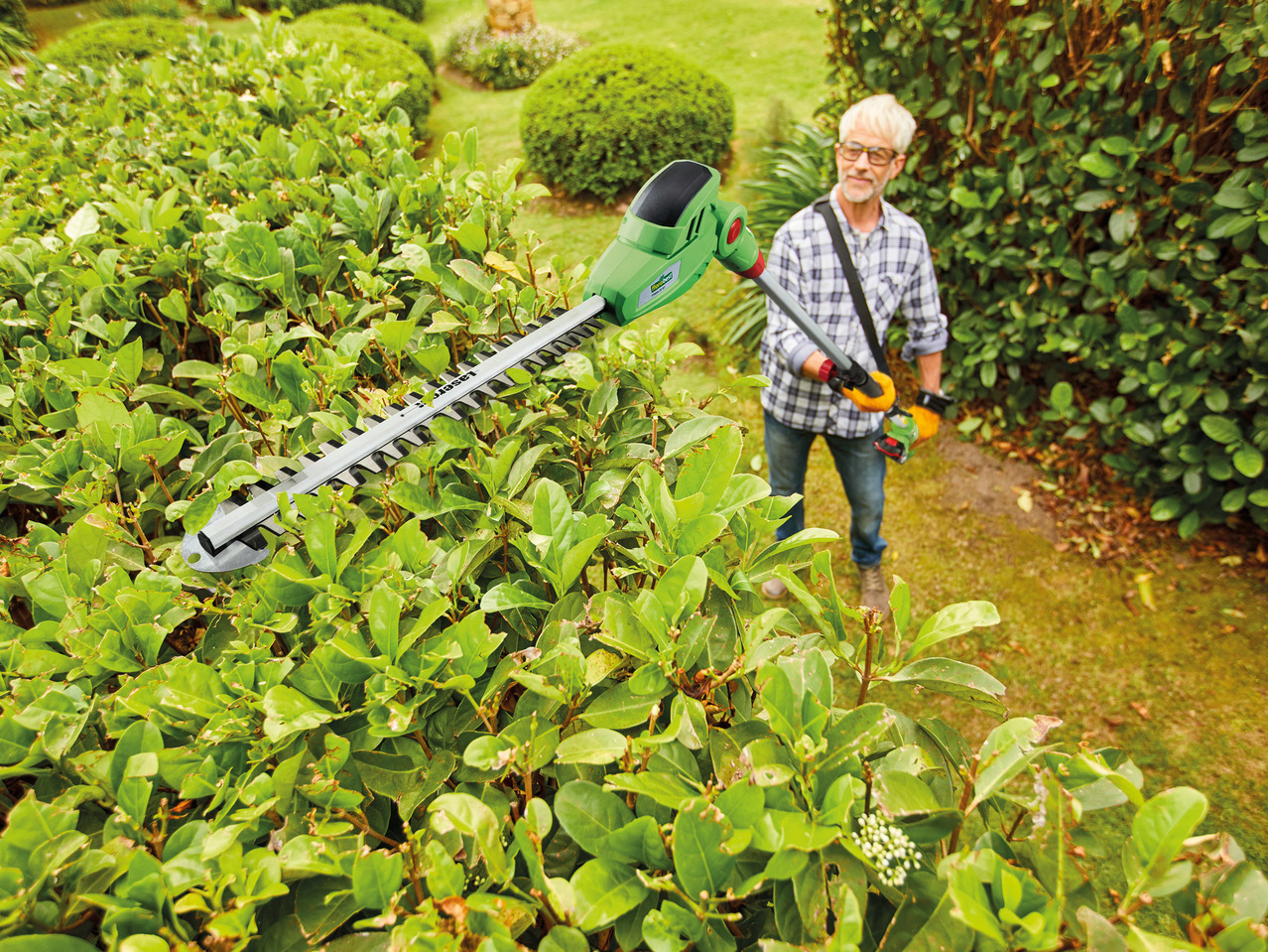 Florabest 20V Cordless Telescopic Hedge Trimmer1